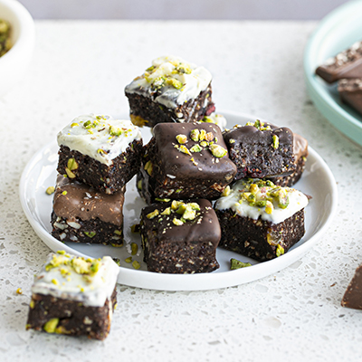 Bouchées de brownies sans cuisson amandes, canneberges et cacao