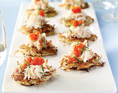 Craquelins de pommes de terre Yukon Gold et saumon boucané, salade de crabe des Îles-de-la-Madeleine aux œufs de poissons volants