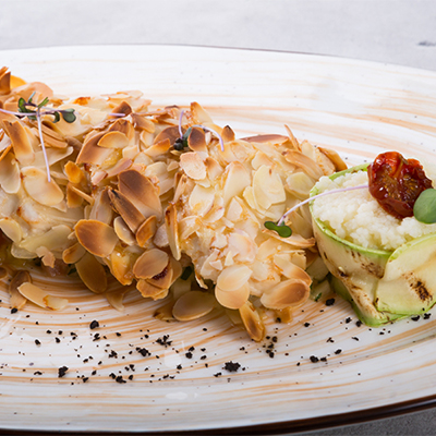 Cubes de poulet aux amandes grillées