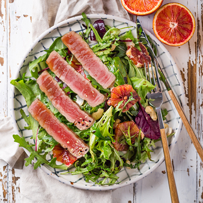 Steak de thon aux agrumes sur salade ensoleillée