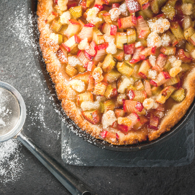  Gâteau renversé aux fraises et à la rhubarbe