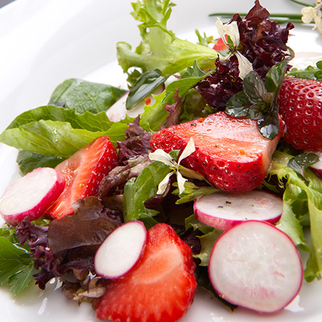 Fraîcheur de radis grillés, fraises et pousses de persil