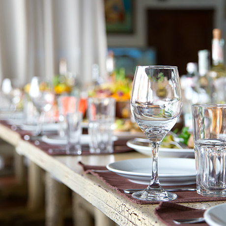 Mise en place de la table des invités