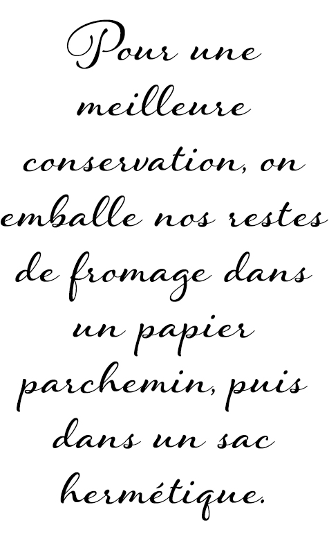 Pour une meilleure conservation, on emballe nos restes de fromage dans un papier parchemin, puis dans un sac hermétique.