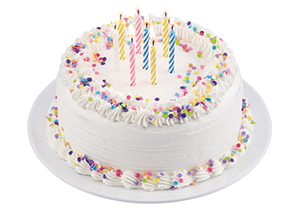 Gâteau de fête blanc décoré pour la fête d'une fille, occasion spéciale_1