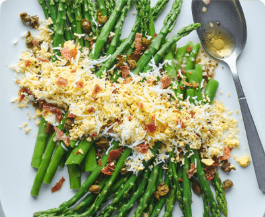 Salade d'asperges avec œuf râpé et câpres