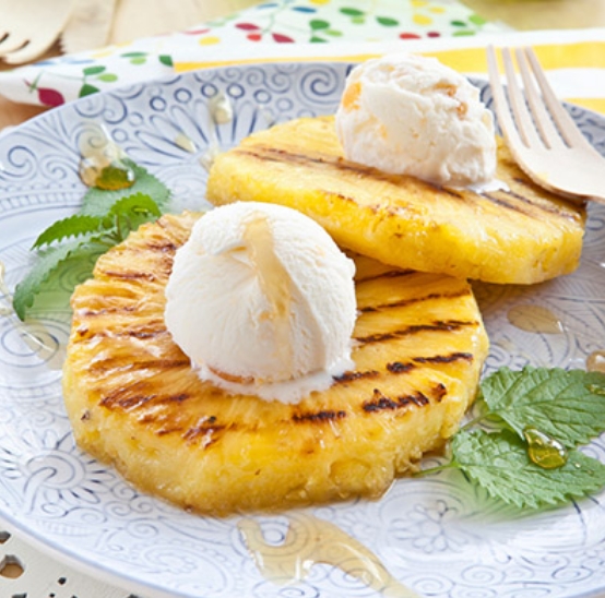 Ananas grillé, coulis de mangue au basilic et glace à la vanille