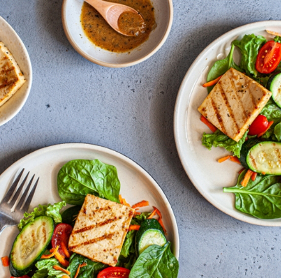 Tofu mariné pour salade d'été gourmande