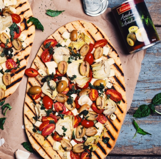 Pizza sur BBQ avec coeur d’artichauts, olives et fromage haloumi