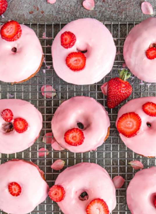 Beignes sans levure glacés aux fraises