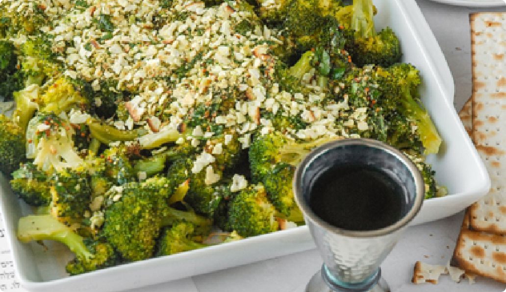 Brocoli rôti avec garniture de matzah aux fines herbes