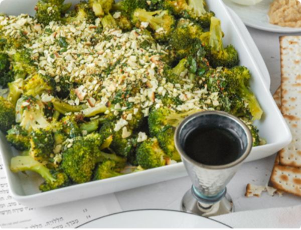 Brocoli rôti avec garniture de matzah aux fines herbes