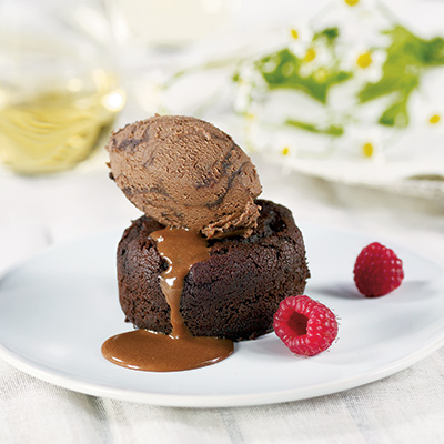 Gâteau tout chocolat noir et sa crème glacée au chocolat