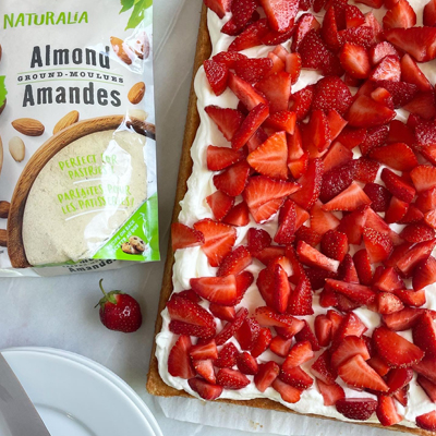 Dalle de gâteau aux amandes garni de crème et de fraises