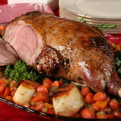 Gigot d'agneau en croûte de menthe et son jus au vin rouge