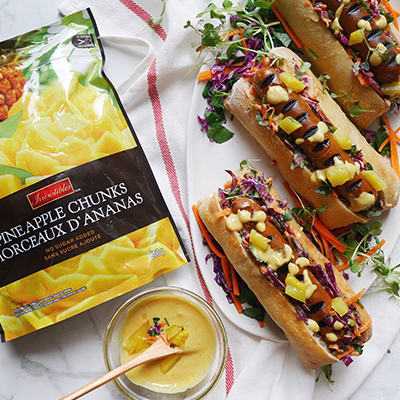 Hot-dog végétalien à la salade de chou, moutarde à l'ananas