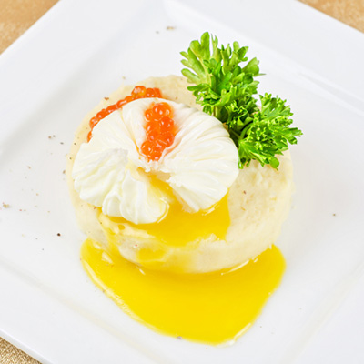 Oeufs pochés à la garniture de caviar