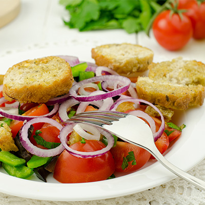 Panzanella (tomates et pain à l'huile d'olive)