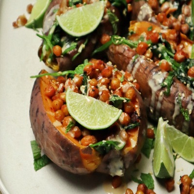 Patate douce farcie aux pois chiches épicés et épinards