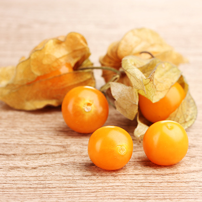 Poêlée de fraises et cerises de terre à la cardamome