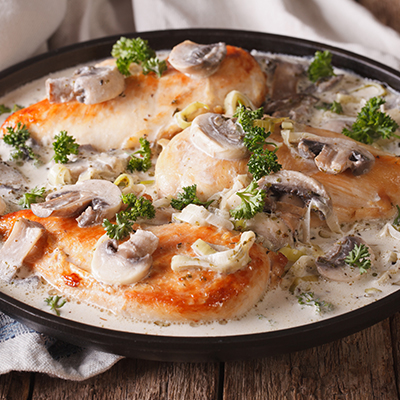 Poitrines de poulet aux herbes, sauce aux champignons et au miel