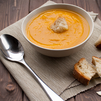 Potage à la courge et aux pommes  parfumé à la  coriandre