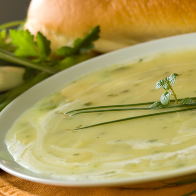 Potage aux poireaux, à la courgette et à l'avocat