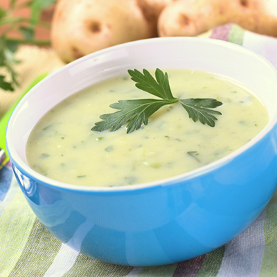 Potage de pommes de terre parfumé à l'ail