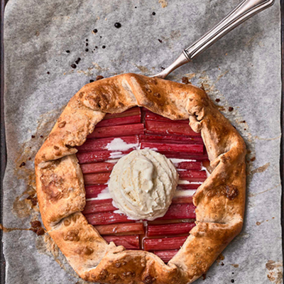 Galette à la rhubarbe et à la confiture de framboises