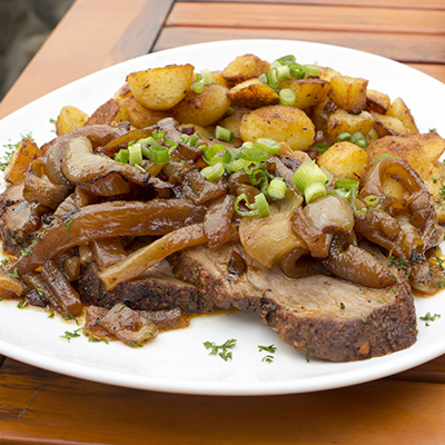 Rosbif de côtes mariné à la bière et champignons au romarin