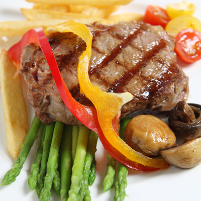 Rôti de pointe de surlonge de veau de grain du Québec froid et salade tiède de pommes de terre, poivron et ciboulette