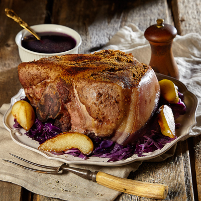 Rôti de fesse de porc en croûte de pain d’épice, chou rouge et poires