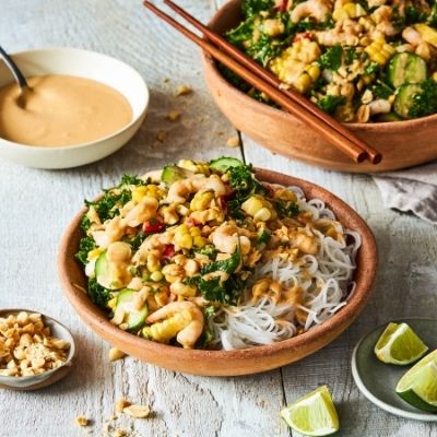 Salade de maïs, kale et crevettes, vinaigrette lime et arachides