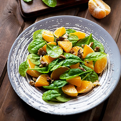 Salade d'oignons rouges, de tangerines et d'épinards