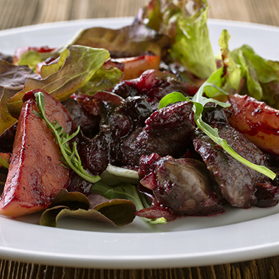 Salade tiède de foies de volaille au vinaigre de framboise