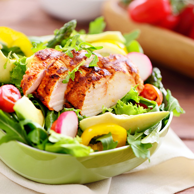 Salade verte au poulet grillé et au Gouda, vinaigrette au cari