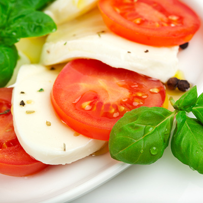 Salade verte aux tomates cerises et bocconcini, vinaigrette à l'érable