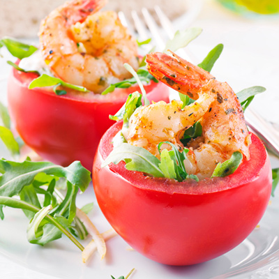 Tomates cerisette garnie de crabe et crevettes nordiques