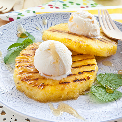 Ananas grillé, coulis de mangue au basilic et glace à la vanille