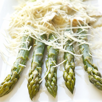 Asperges grillées au Cheddar fort canadien, petite salade de champignons marinés