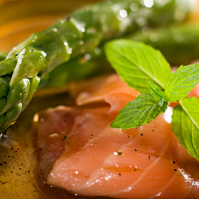 Élégance d'asperges vertes au saumon fumé sauvage, vinaigrette à l'hydromel