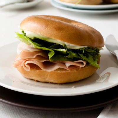 Bagel au poulet fumé, aux poivrons et au pesto