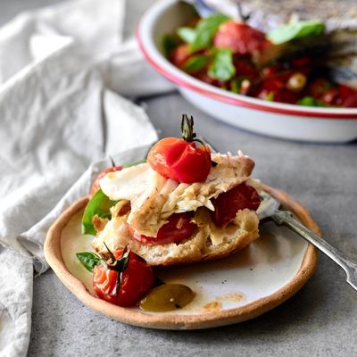 Bar noir rôti avec tomates cerises à l'ail