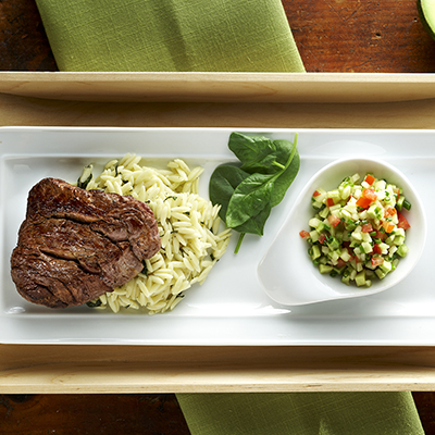 Bifteck de filet mignon, tartare d’avocat et de concombre, orzo citronné