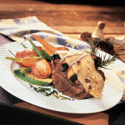 Bifteck tournedos bardé , portabella grillés à la fondue d'emmental