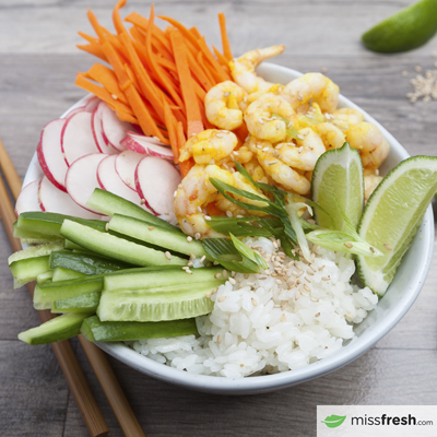 Bol de poke de crevettes légumes en julienne