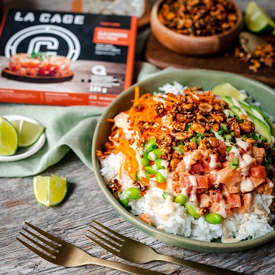 Bol de poké au tartare de saumon et crumble d'arachides