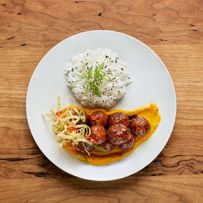 Boulettes de dindon laquées à l'ail doux avec purée de carottes