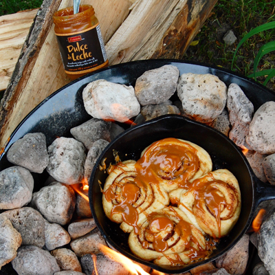 Brioches cuites sur le feu de camp