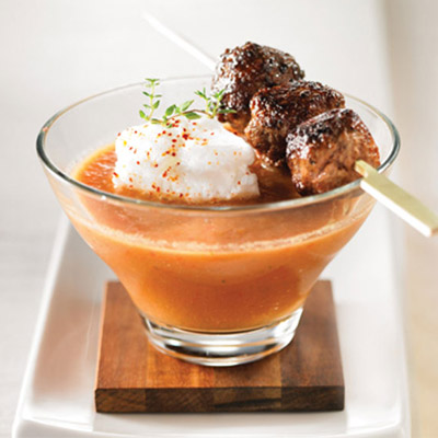 Brochette de boulettes de bœuf et son gazpacho garni à l’île flottante